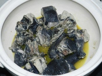 step3: 起一油鍋，倒入3大匙的苦茶油，炒香烏骨雞肉