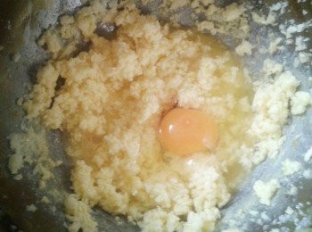 step2: 再加入香草精及蛋攪拌均勻