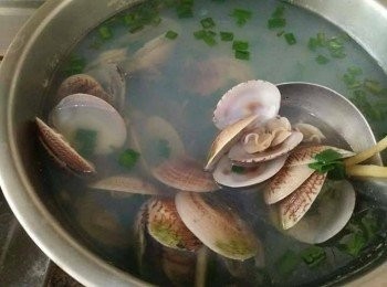 step2: 鍋中放入800cc的水，並開大火滾煮，且一併放入薑絲，好讓薑絲的味道能散發出香味於鍋中的湯頭裡，