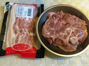 step1: <a href="https://bit.ly/2ZxapeY" target="_blank" data-keyword="雞扒" class="guide-link"><strong>雞扒</strong></a> <span style="display:inline-block;vertical-align:middle;margin-top:-3px;color:initial;border-radius:3px;padding:2px 3px;font-size:12px;line-height:14px;background:#87d300;color:#fff;">即買</span> 先用雞粉擦均醃15分鐘，放於石紙上再放上煙肉，然後卷起用牙籤吉住，咁就吾會移位，再包好石紙，先放入蒸爐/鑊蒸15-20分鐘(視乎<a href="https://bit.ly/2ZxapeY" target="_blank" data-keyword="雞扒" class="guide-link"><strong>雞扒</strong></a> <span style="display:inline-block;vertical-align:middle;margin-top:-3px;color:initial;border-radius:3px;padding:2px 3px;font-size:12px;line-height:14px;background:#87d300;color:#fff;">即買</span> 厚薄);