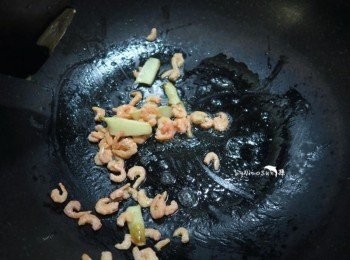 step2: 少許油加入蝦米.薑片小火爆香.