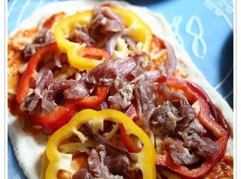 step6: 跟手加上羊肉片，最尾放多一次Mozzarella芝士