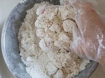 step3: 加入凍牛油粒搓入麵粉之內