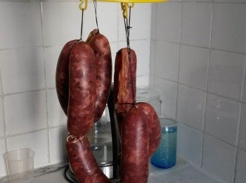 step8: 掛在室外通風陰涼處1-2天就完成了.(勿直射陽光會腐壞,)