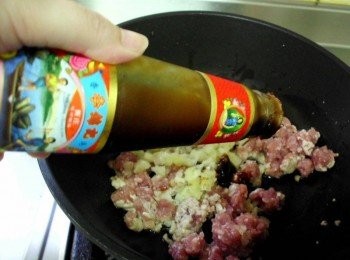 step3: 將豬絞肉與蒜末炒香後，加入所有<span class="group_1">調味料</span>拌勻快炒後再加入板豆腐大火快炒至入味，起鍋前撒上蔥末即可上桌。