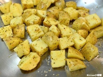 step3: 放入鍋中小火煎20-30分鐘　不用太大火以免不慎煎焦