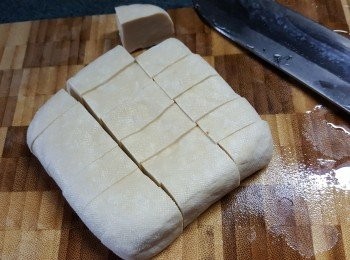 step1: 白豆腐乾洗淨後切成粒狀