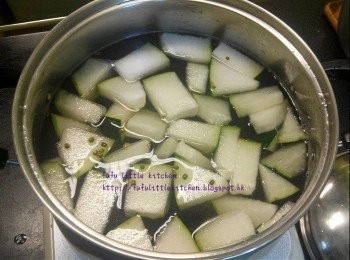 step4: 將所有材料倒進煲內，加入水煲滾。