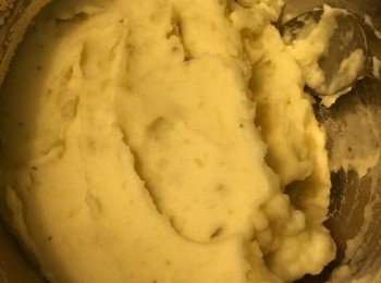 step6: 刮出來的薯肉用叉MASH，之後加入牛奶攪之幼滑，再加入炒好的餡料