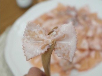 step11: 吃一口可愛的粉紅蝴蝶麵~~接著粉紅奶醬開始在嘴巴裡散開呢~~迷人的奶香味!!女孩兒們~快來試試看吧^^