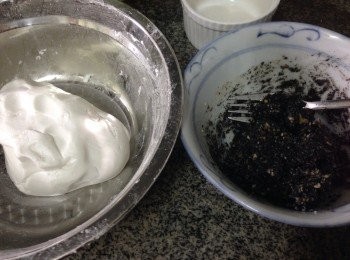 step3: （湯丸皮）先將糯米粉用熱水及冷水熨開用手搓成粉團至不黏手為合
（饀料）將芝麻蓉、糖、花生碎、椰絲、水麥芽、固體菜油混合成有黏性饀團