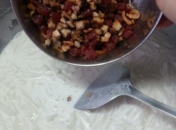 step15: 將已炒香的蝦米.臘腸.冬菇加入生熟粉漿內攪勻(留起部份材料放面)