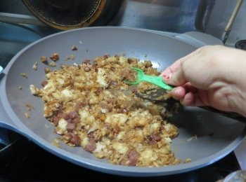 step9: 加入已經蒸好的糯米飯,再落適量老抽,炒到糯米飯散開及上色,加入1茶匙砂糖炒勻(要全部糯米飯上到色)
