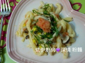 step4: 關火, 加入意大利粉, 蒜蓉(餘下1半), 明太子(1半分量), 利用鑊的餘溫炒勻。