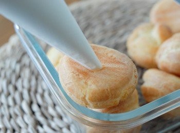 step9: 用刀在泡芙底部𠝹一個小洞，從底近擠入忌廉，再灑上糖粉即成！