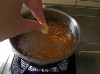 step9: 滾水熬成湯後，加<span class="group_2">調味料</span>鹽、醬油，把蝦頭撈出，滾中火下麵