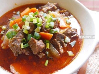 step6: *撈出<span class="group_3">辛香料</span>~ *若覺得過油，可直接撈起油脂，或是冷藏後將油脂刮起即可~  *撈出<span class="group_3">辛香料</span>~