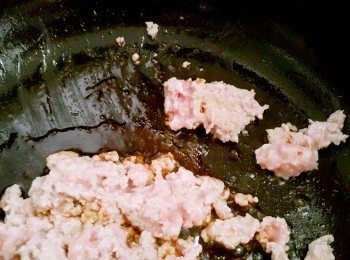 step2: 起鍋將絞肉放入鍋中炒香倒入1大匙醬油熗鍋