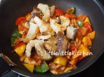 step5: 加入魚肉炒勻就可以