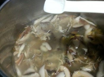 step3: 因為高湯已經有味道,所以鹽份量就要因應試味而適量調味