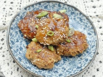 step3: 將所有<span class="group_3">醬汁</span>調味料倒入鑊內，用中火煮沸<span class="group_3">醬汁</span>，讓肉餅沾滿<span class="group_3">醬汁</span>即成！