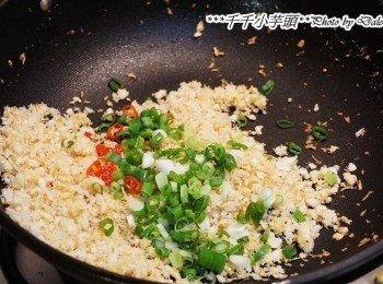 step5: 蒜末放入油鍋中，用中火拌炒,蒜香撲鼻即可先起鍋，蒜酥就完成了～ 倒入麵包粉稍稍拌炒,接著再倒入蒜酥一起拌炒,倒入蔥花及辣椒末（小朋友不吃辣，可將辣椒籽去除）