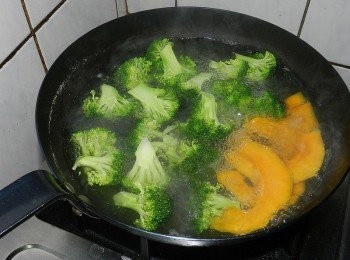 step3: 將花椰菜與南瓜燙熟