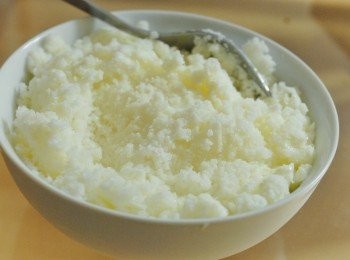 step2: 將牛奶倒入密實袋內，放入冰箱（冷凍庫）一至兩小時至凝固，然後用叉刨成冰碎 （不要冷凍得太久）