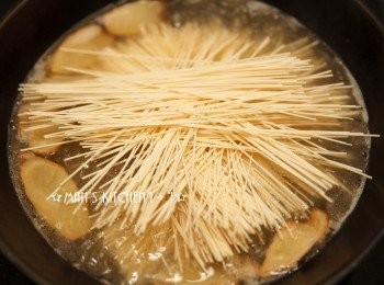 step3: 再來放入麵線煨煮。
