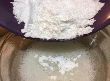 step2: 把蛋白和糖霜混合攪勻