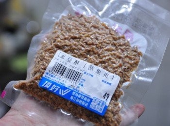 step2: 這是在頂好超市買的~是熟的豆酥..(豆酥鱈魚用的那種)