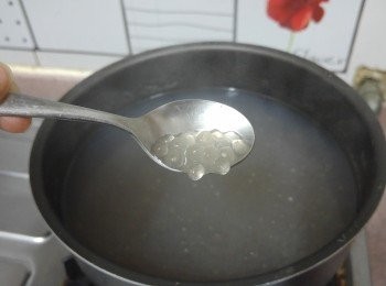 step4: 滾水放入西米，轉細火開蓋煲約20-25分鐘 ，熄火，上蓋焗至西米熟, 立即過冷河