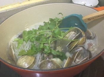 step4: 最後加入粉絲鋪底快攪均，再煮約1分半鐘左右至花甲全開，試味若太淡可以加鹽調味，最後灑上芫茜即成，也可以加少許蔥花