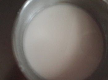 step3: 剛煮好的仙草汁其實顏色沒有像外面賣的這麼黑,只要加入黑糖後顏色就變深囉~

準備一碗地瓜粉水慢慢加入仙草汁一邊加熱一邊攪拌慢慢的仙草汁會變稠狀,熄火