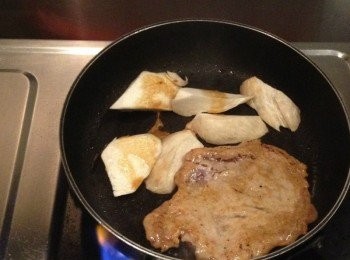 step3: 為了縮短烹煮時間，免燒肉過程讓肉太老化，拍薄的肉再用叉子搓好幾個洞，先微波一分鐘，在入鍋煎。 一面兼上色後翻面，再加入杏鮑菇，利用肉的油脂來煎炒。 此時在加入『龜甲萬：高湯＝1：1』燒肉一分鐘