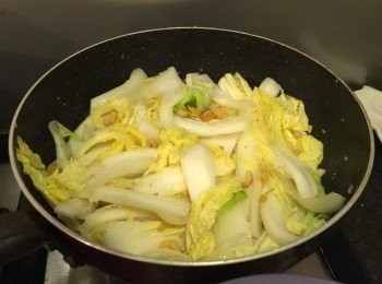 step3: 加入紹菜、調味料、蝦米水和雞湯一起拌炒（2-3分鐘）