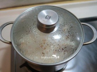 step5: 爆的過程．可以稍微搖動一下鍋子．讓底部的玉米受熱均勻．聲音漸漸變小後就能關火