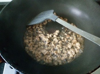 step5: 熱油鍋，下姜末爆香，然後下肉末翻炒至變色，加半勺鹽，半勺水和醬油調味。