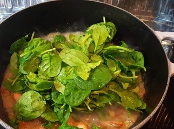 step7: 加入菠菜，將<span class="group_1">材料</span>煮滾。