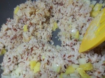 step17: 加入三色飯炒勻