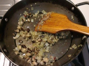 step4: 熱鍋加入所有<span class="group_2">普羅旺斯香料</span>拌炒熟透