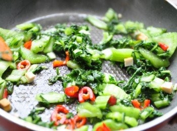 step2: 先將辣椒與雪菜下鍋爆香拌炒