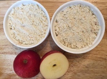 step5: 灑上蘋果粒上。