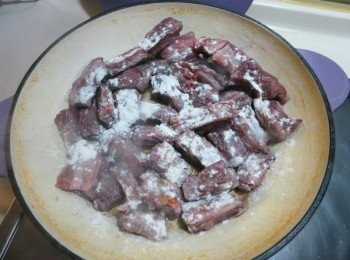 step10: 牛肉從紅酒撈起.均勻沾上麵粉下鍋乾煎至兩面金黃