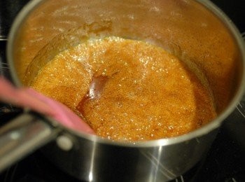 step5: <span class="group_2">焦糖漿</span>做法：將糖及水放入鍋內，用中火煮至糖變成焦糖色