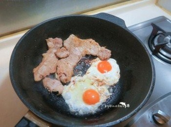 step3: 不沾鍋里肌直接不放油乾煎.會釋出少量的油脂.就能拿來煎蛋