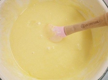 step7: 接著準備來做蛋糕的麵糊。依照以上步驟1-4製作麵糊但紅色色素改為香草精。