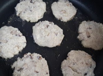 step2: 鍋中放少許油將1的<span class="group_1">食材</span>一球一球放入鍋中