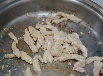 step2: 熱鑊後下油，下蒜末及豬肉，炒至肉轉色