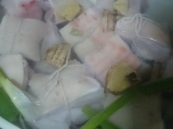 step1: 五花肉切成正方形用棉線綁好
準備氽燙肉 ，加水蔥段 ，薑片中小火氽燙10分鐘，撈起泡冷水（順便洗去肉的喳喳）